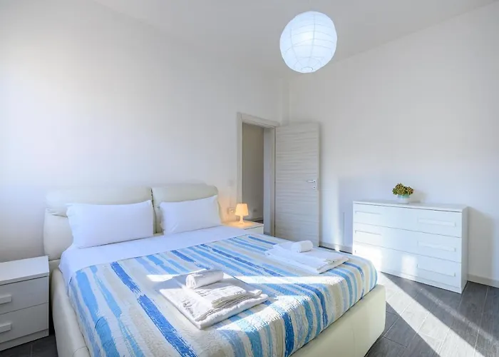 Station & Center بارما